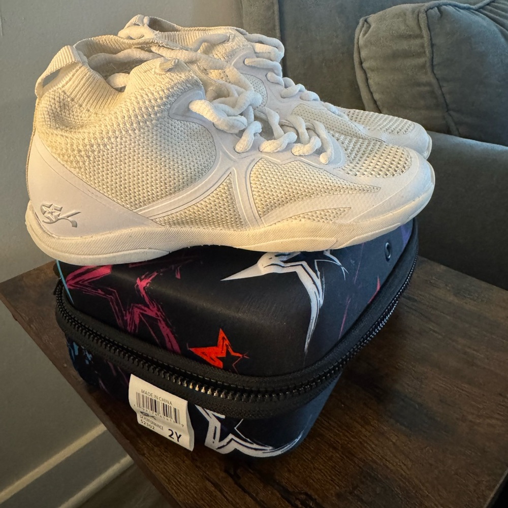 GK Performance Hi-flyer Mid White Cheer Shoes with Case, 2Y